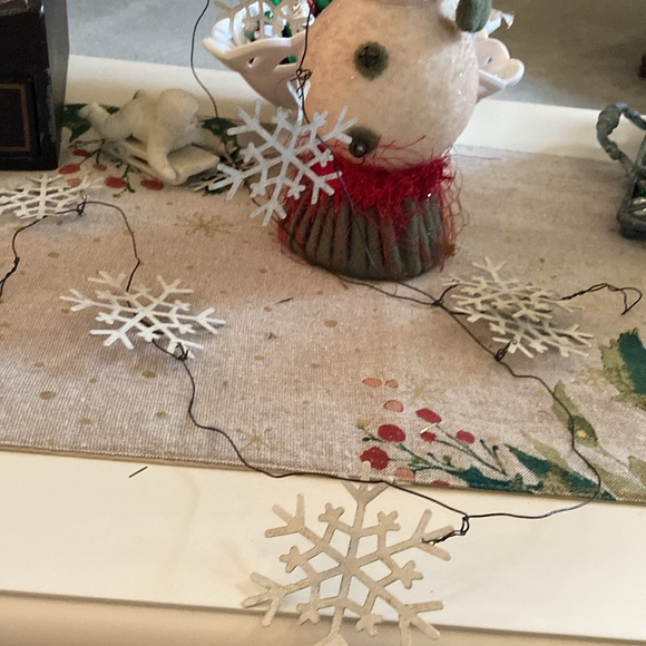 Metal snowflakes on wire, so vintage!❄️❄️❄️ 60” long❤️❄️💚🎄🎁😍👍🏻 - Picture 3 of 3